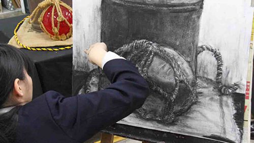 木炭デッサン 本日紹介する課題は手と缶の木炭デッサンです！ 金属の質感に