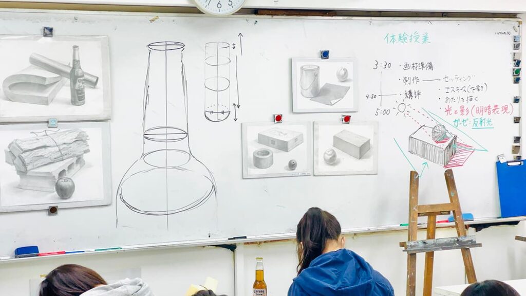 瓶とスポンジの卓上静物デッサン