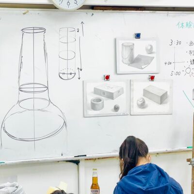 瓶とスポンジの卓上静物デッサン
