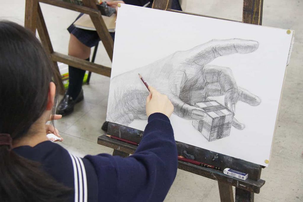 ２学期の実技模試！「箱を持つ手を描きなさい」