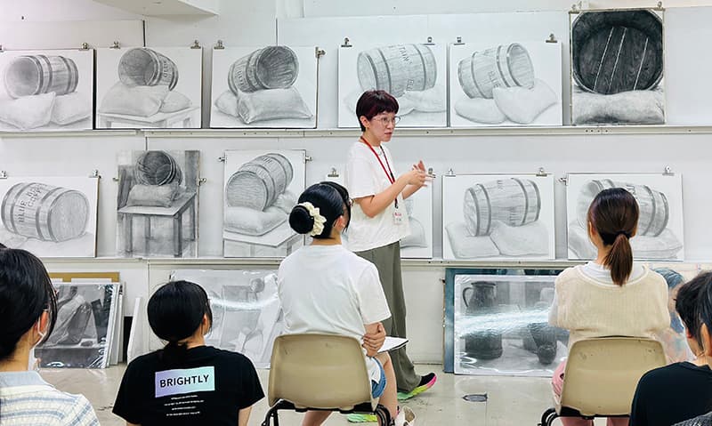 静物デッサンの講評の様子