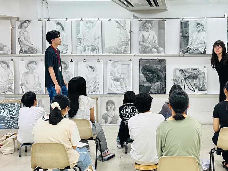 人物デッサン講評の様子