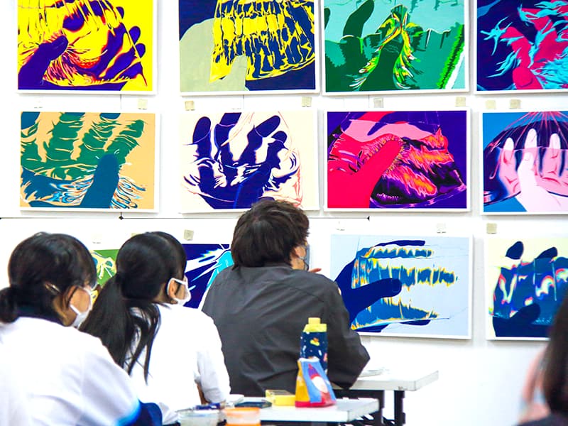 デザイン工芸私大コース　平面構成講評風景